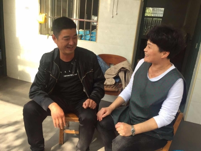 黨員走訪職工家屬，為同事解決疑難問題
